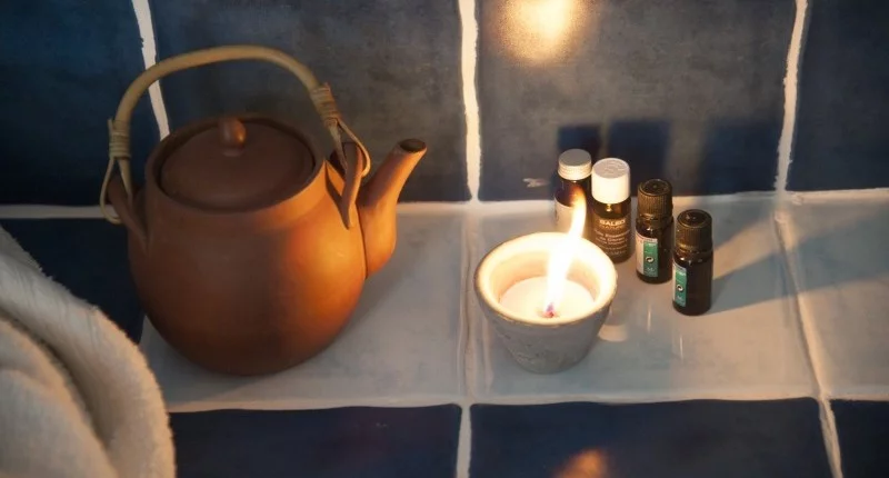 Moment détente avec tisane bien-être ou détox dans l’Espace Spa du Vallon des Étoiles en Ardèche, ambiance relaxante avec senteurs douces et musique d’ambiance