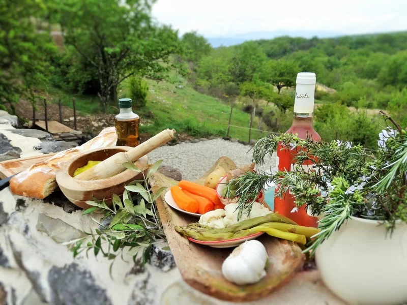 Produits du terroir et aïoli, plat typique du Sud de la France, au Vallon des Étoiles, Ardèche
