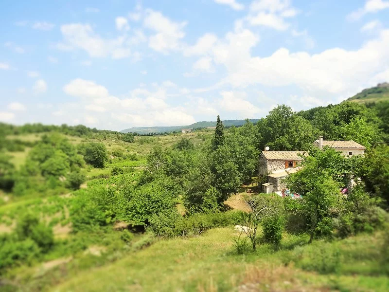 Vue panoramique du Vallon des Étoiles, Ardèche, gîtes avec piscine privée et Spa au milieu de la nature