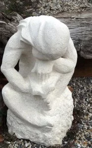 Sculpture en taille directe sur pierre – Sculpture en Ardèche au Vallon des Étoiles Sculpture en Ardèche : œuvre en taille directe sur pierre au Vallon des Étoiles, art et nature en harmonie