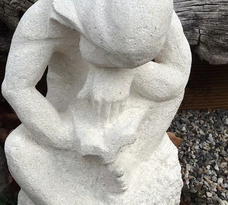 Sculpture en taille directe sur pierre – Sculpture en Ardèche au Vallon des Étoiles Sculpture en Ardèche : œuvre en taille directe sur pierre au Vallon des Étoiles, art et nature en harmonie
