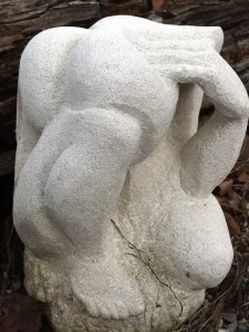 Détail d’une sculpture en Ardèche en taille directe au Vallon des Étoiles Sculpture en Ardèche : création en taille directe au Vallon des Étoiles, fusion entre art et nature