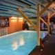 Piscine intérieure du Spa du Vallon des Étoiles en Ardèche, ambiance relaxante pour profiter d’un moment de bien-être et de détente