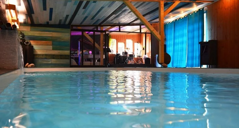 Piscine intérieure de l’Espace Détente & Spa du Vallon des Étoiles en Ardèche, ouverte toute l’année pour détente et bien-être