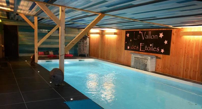 Piscine intérieure chauffée de l’Espace Détente & Spa du Vallon des Étoiles en Ardèche, ouverte toute l’année pour détente et bien-être