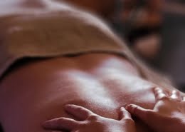 Massages signature réalisés par une praticienne diplômée au Spa du Vallon des Étoiles en Ardèche, pour un moment de détente et bien-être