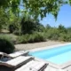 Piscine privée du gîte de caractère La Bergerie du Vallon des Etoiles avec vue panoramique sur les montagnes et la nature en Ardèche