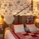 Grande chambre parentale du gîte La Bergerie, Vallon des Étoiles, Ardèche, confortable et lumineuse, idéale pour couples et familles