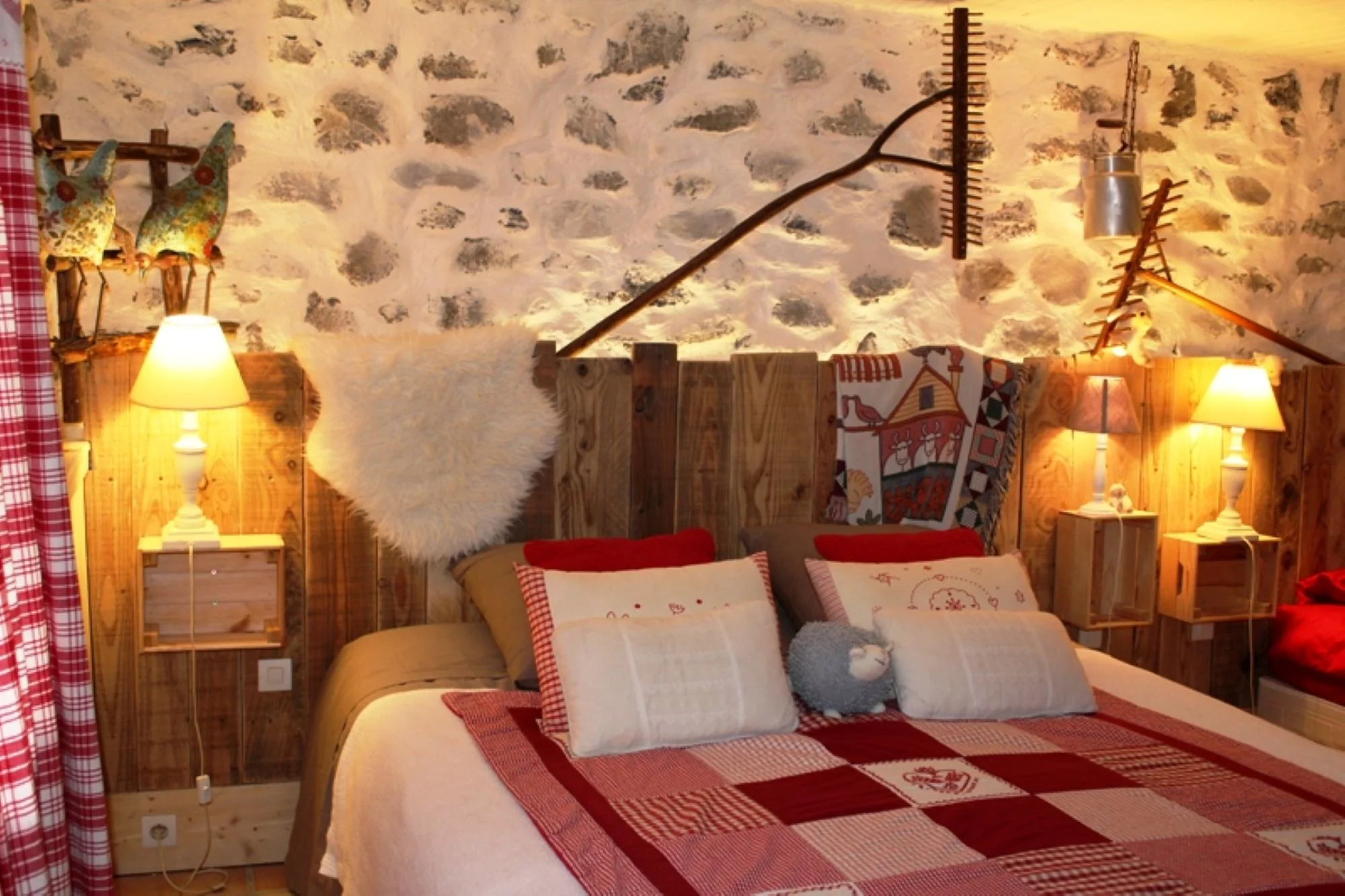 Grande chambre parentale du gîte La Bergerie, Vallon des Étoiles, Ardèche, confortable et lumineuse, idéale pour couples et familles