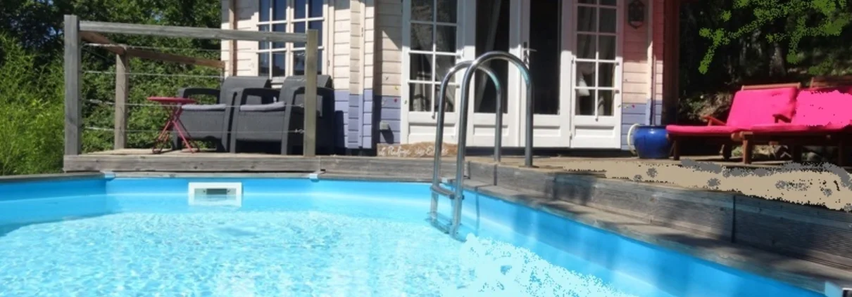 Piscine privée du gîte Le Refuge des Elfes au Vallon des Étoiles en Ardèche avec terrasse et transats au soleil