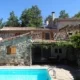 Extérieur du gîte La Bergerie au Vallon des Étoiles en Ardèche, maison authentique en pierre avec piscine privée et terrasse plein sud