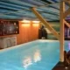 Piscine intérieure chauffée du spa, espace détente au Vallon des Étoiles en Ardèche pour un séjour relaxation en couple