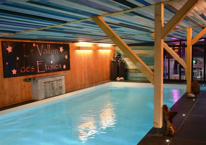 Piscine intérieure chauffée du spa, espace détente au Vallon des Étoiles en Ardèche pour un séjour relaxation en couple