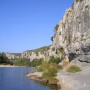 Baignade dans l’Ardèche au pied de majestueuses falaises, à proximité du Vallon des Étoiles, gîtes en Ardèche