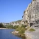 Baignade dans l’Ardèche au pied de majestueuses falaises, à proximité du Vallon des Étoiles, gîtes en Ardèche