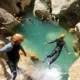 Canyoning dans les rivières de l’Ardèche, activité nature à proximité du Vallon des Étoiles pour une expérience sportive et rafraîchissante
