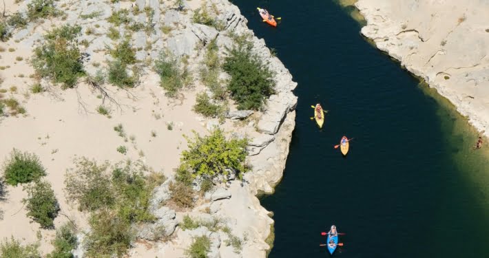 Canoë dans les Gorges de l’Ardèche, activité nature à proximité du Vallon des Étoiles pour découvrir les paysages préservés de l’Ardèche