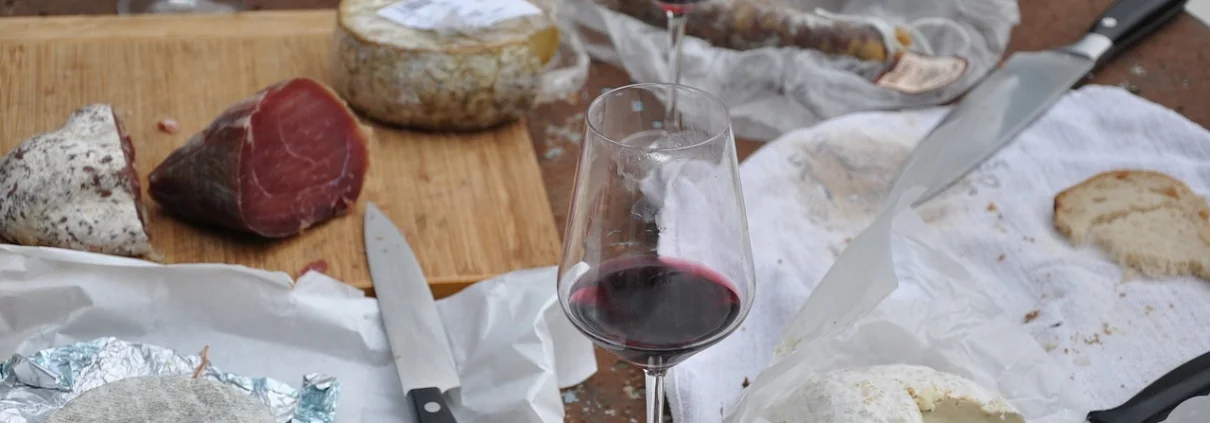 Produits du terroir ardéchois : fromage de chèvre, vin de pays et charcuterie de la Montagne Ardéchoise à découvrir et partager au Vallon des Etoiles